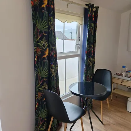 Hillhead House, F94 F6n1 Couette-café