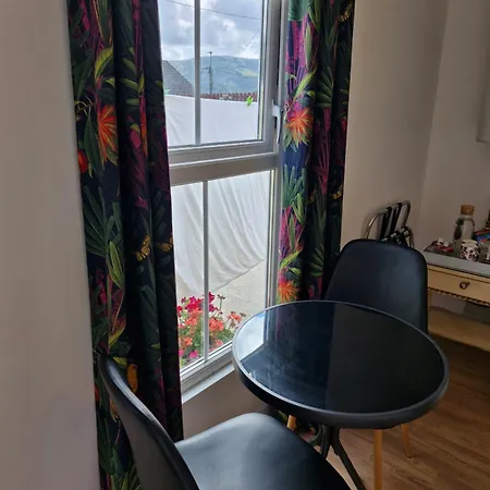 Hillhead House, F94 F6n1 Couette-café